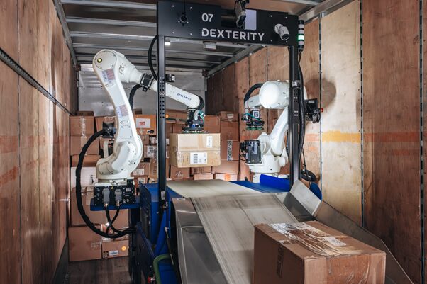 【SGホールディングス】AI搭載の荷積みロボットやAI-OCRでトラックドライバーの労働負担を軽減