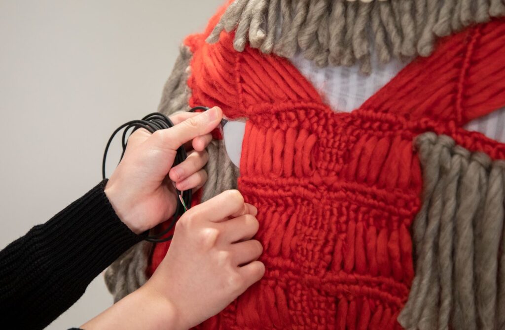 神戸芸術工科大学＋女子美術大学：遠隔で相手の背中を撫でる触覚デバイスを活用した作品「Sympathetic Wear」を制作